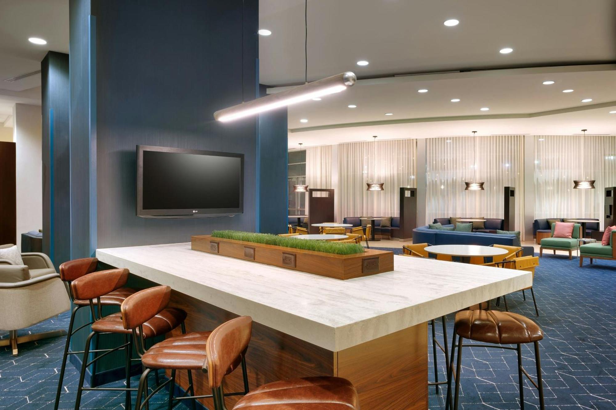Courtyard Downtown Hotel 3*