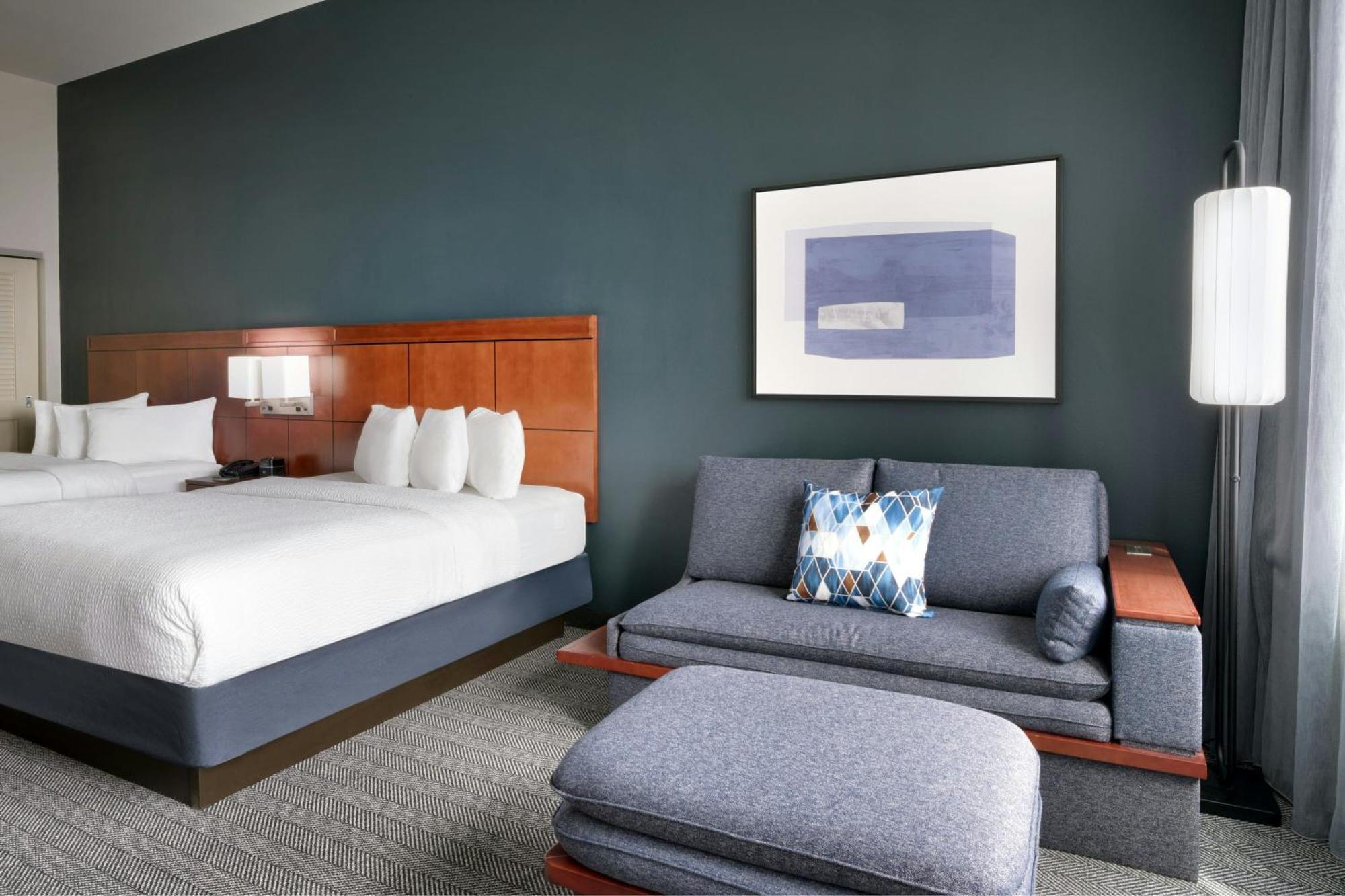 Courtyard Downtown 3*
