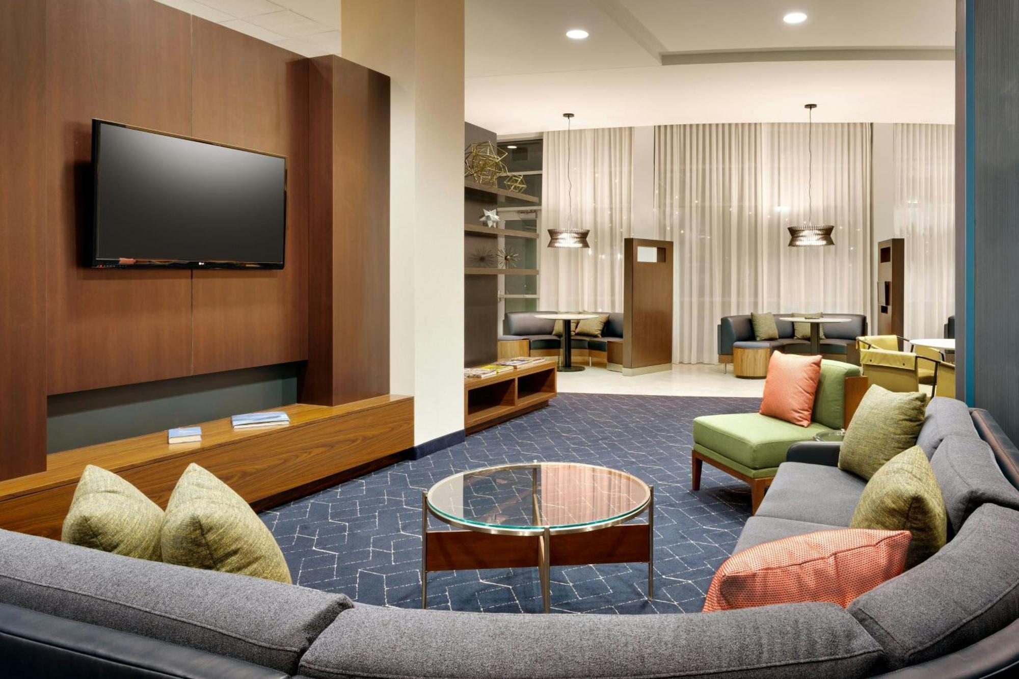 Courtyard Downtown Hotel 3*