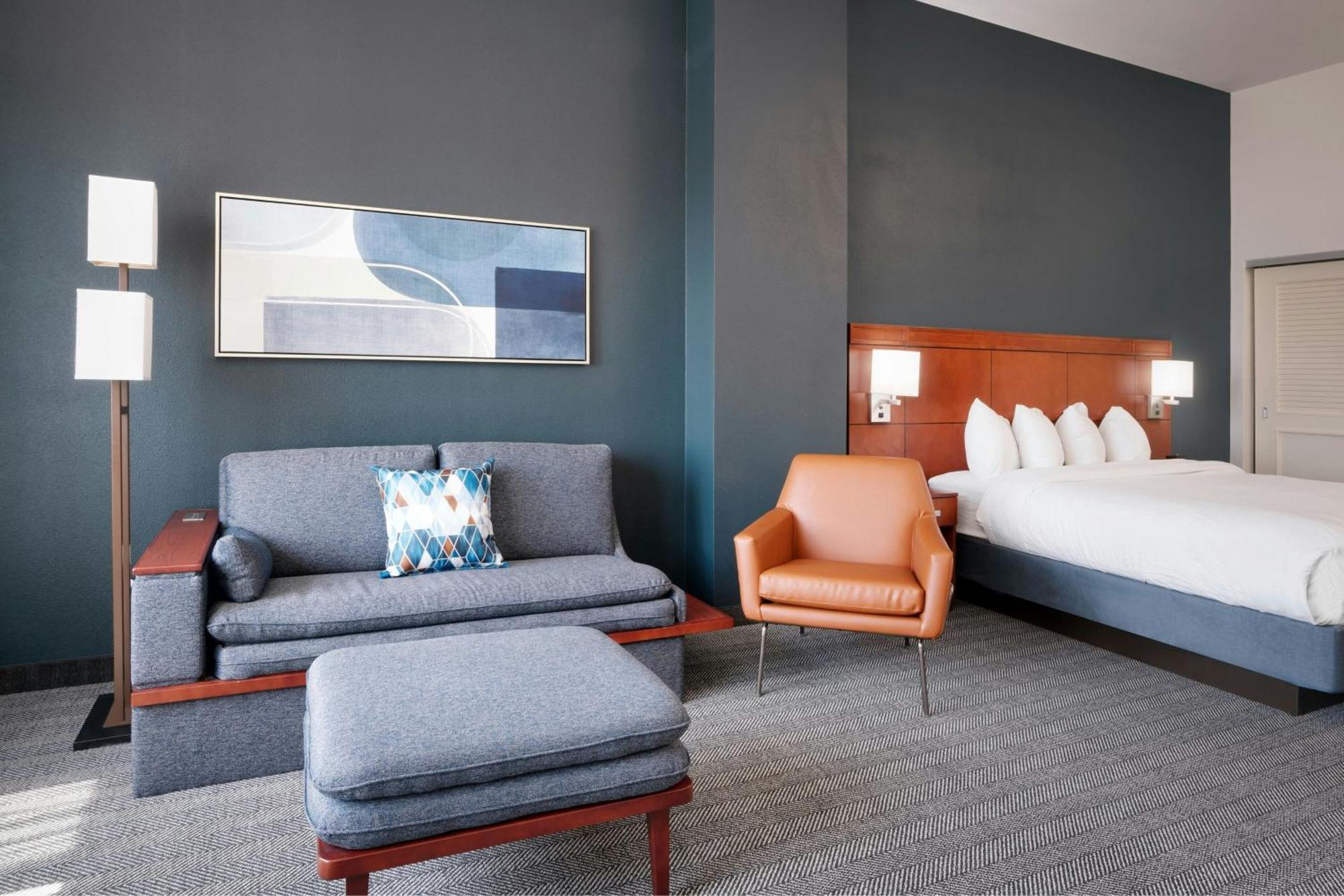 Courtyard Downtown Hotel 3*