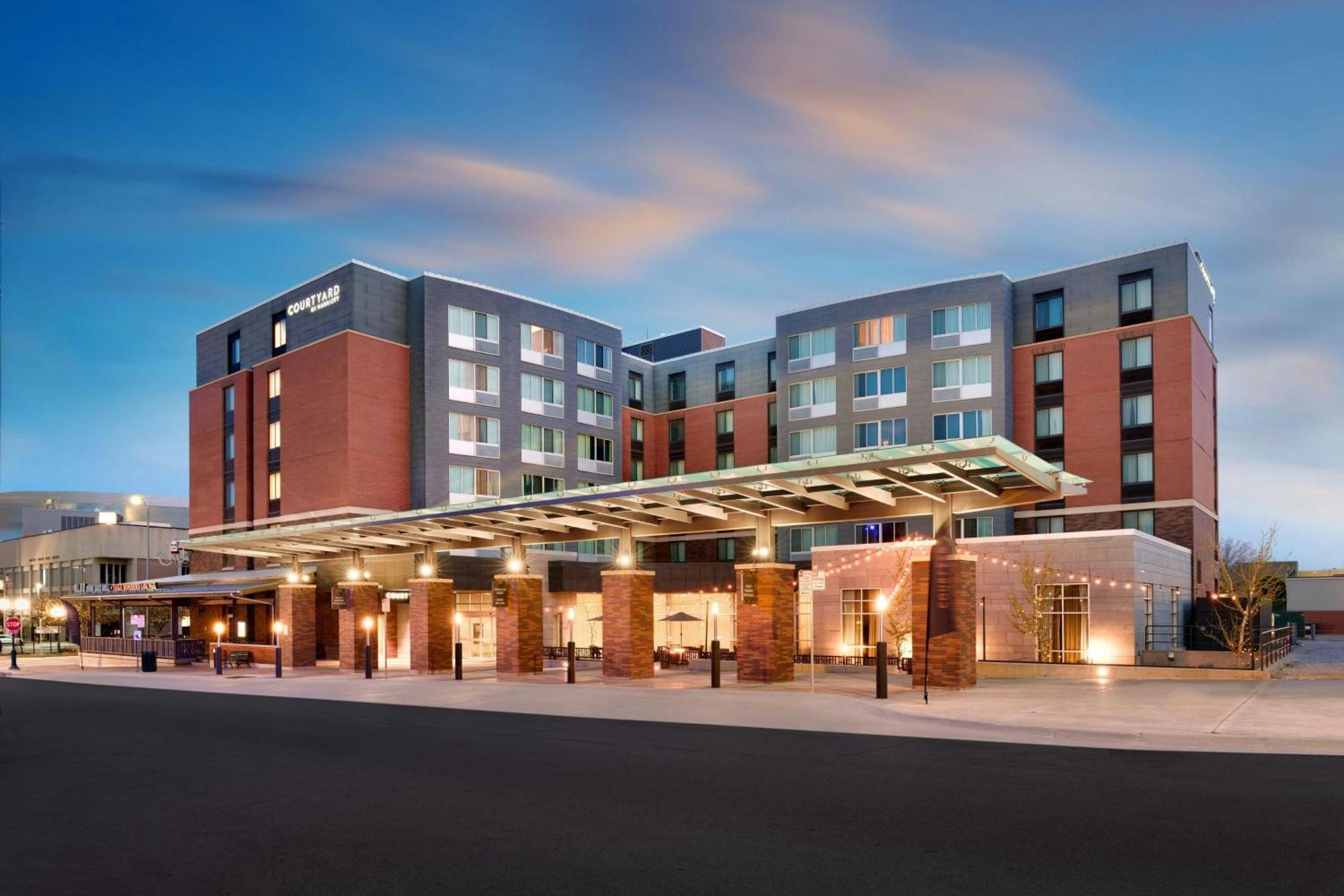 Courtyard Downtown Hotel 3*